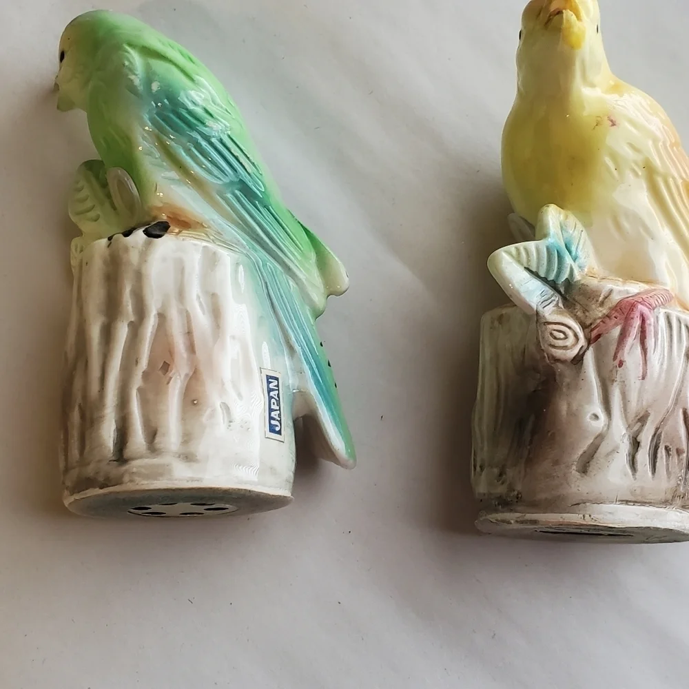 Vintage 1960s birds salt and pepper shakers. Green yellow